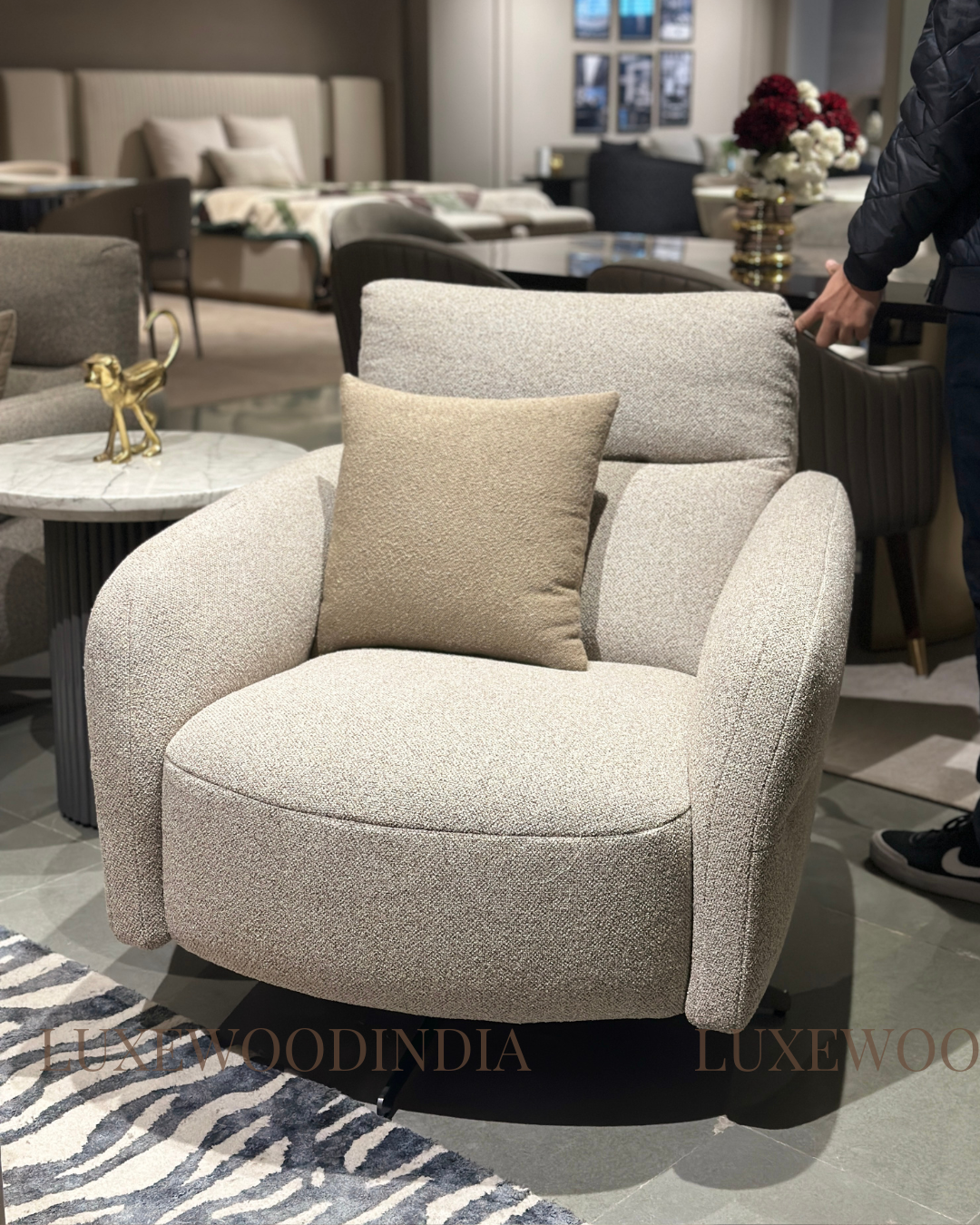 LUNA SWIVEL LOUNGE CHAIR