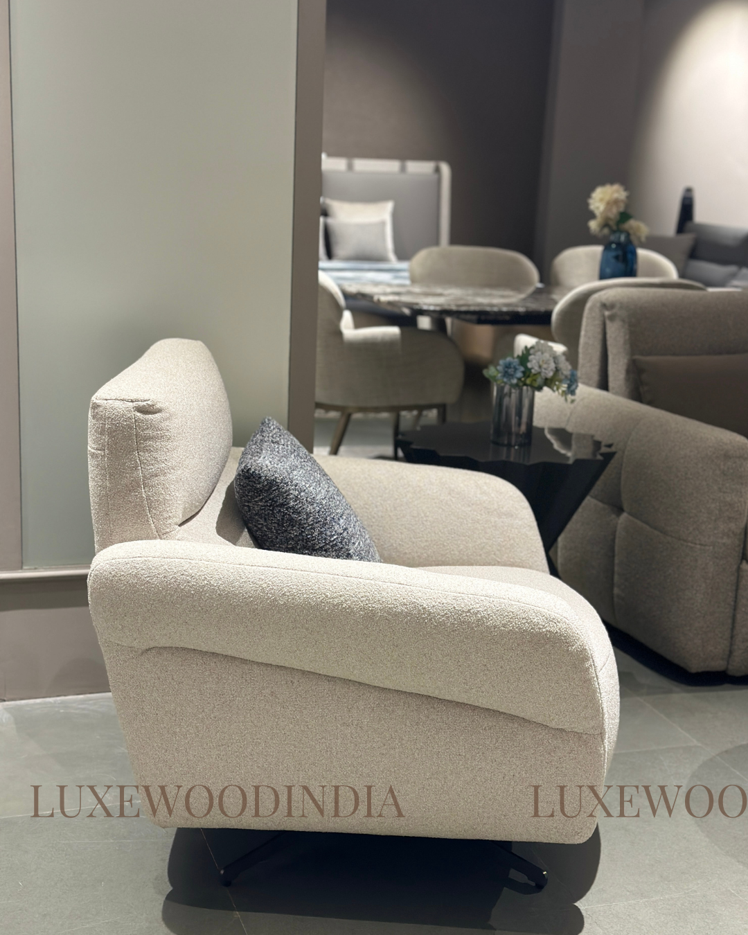 LUNA SWIVEL LOUNGE CHAIR