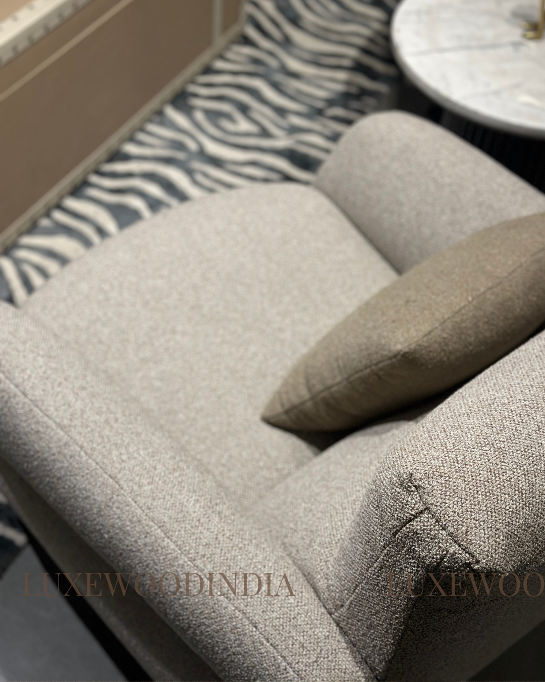 LUNA SWIVEL LOUNGE CHAIR